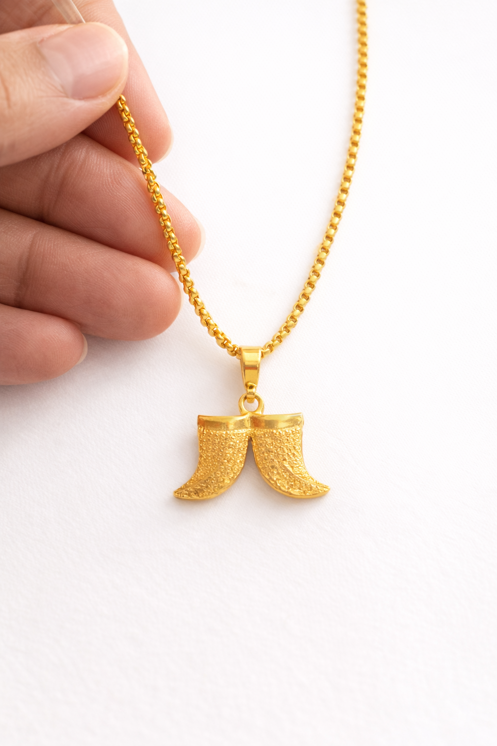 Classic Gold Pendant Chain – Unisex Fashion Necklace