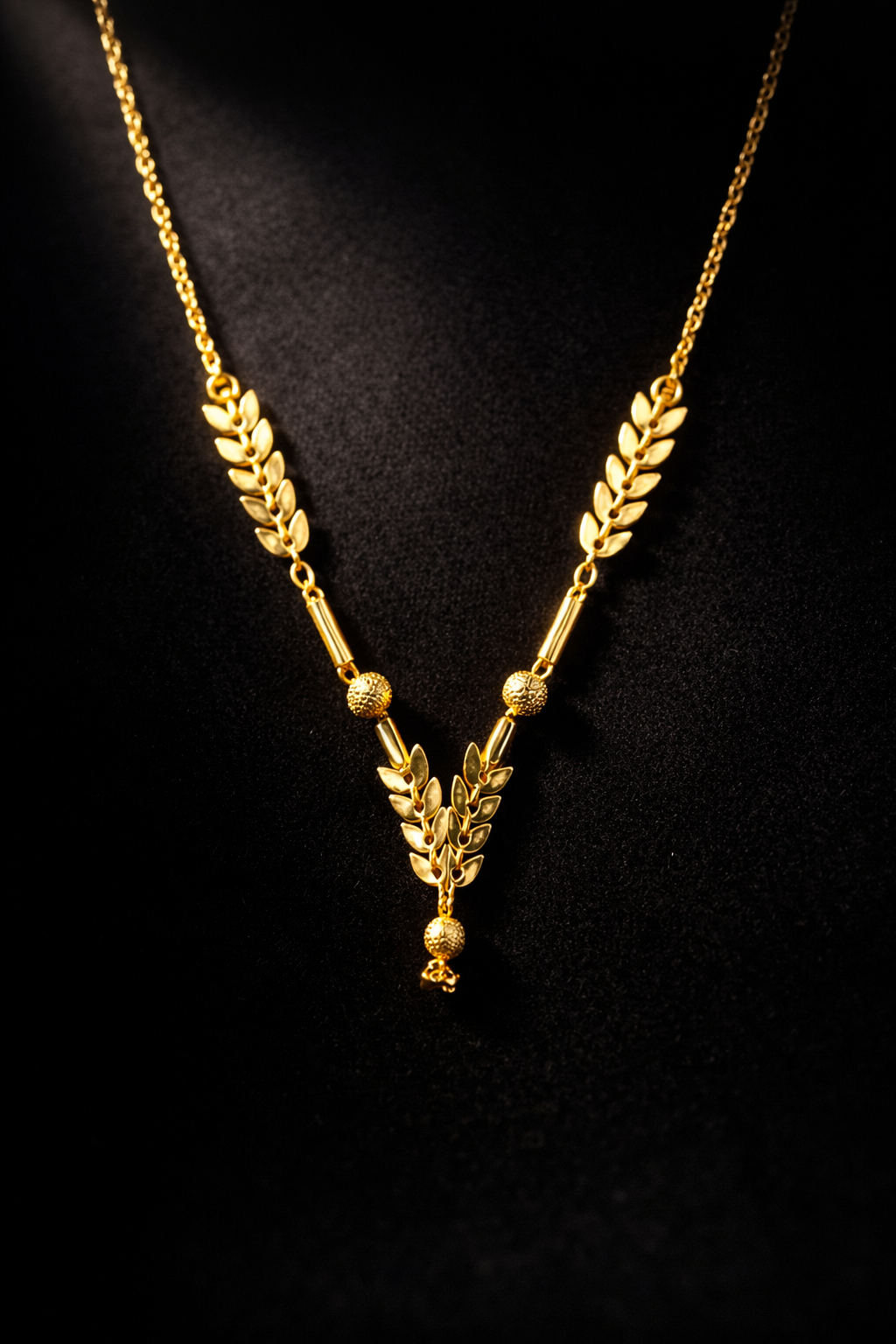Elegant Gold Leaf Design Necklace
